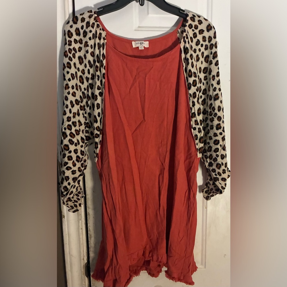 Umgee Burnt Orange Scoop Neck Top leopard sleeves size large linen blend